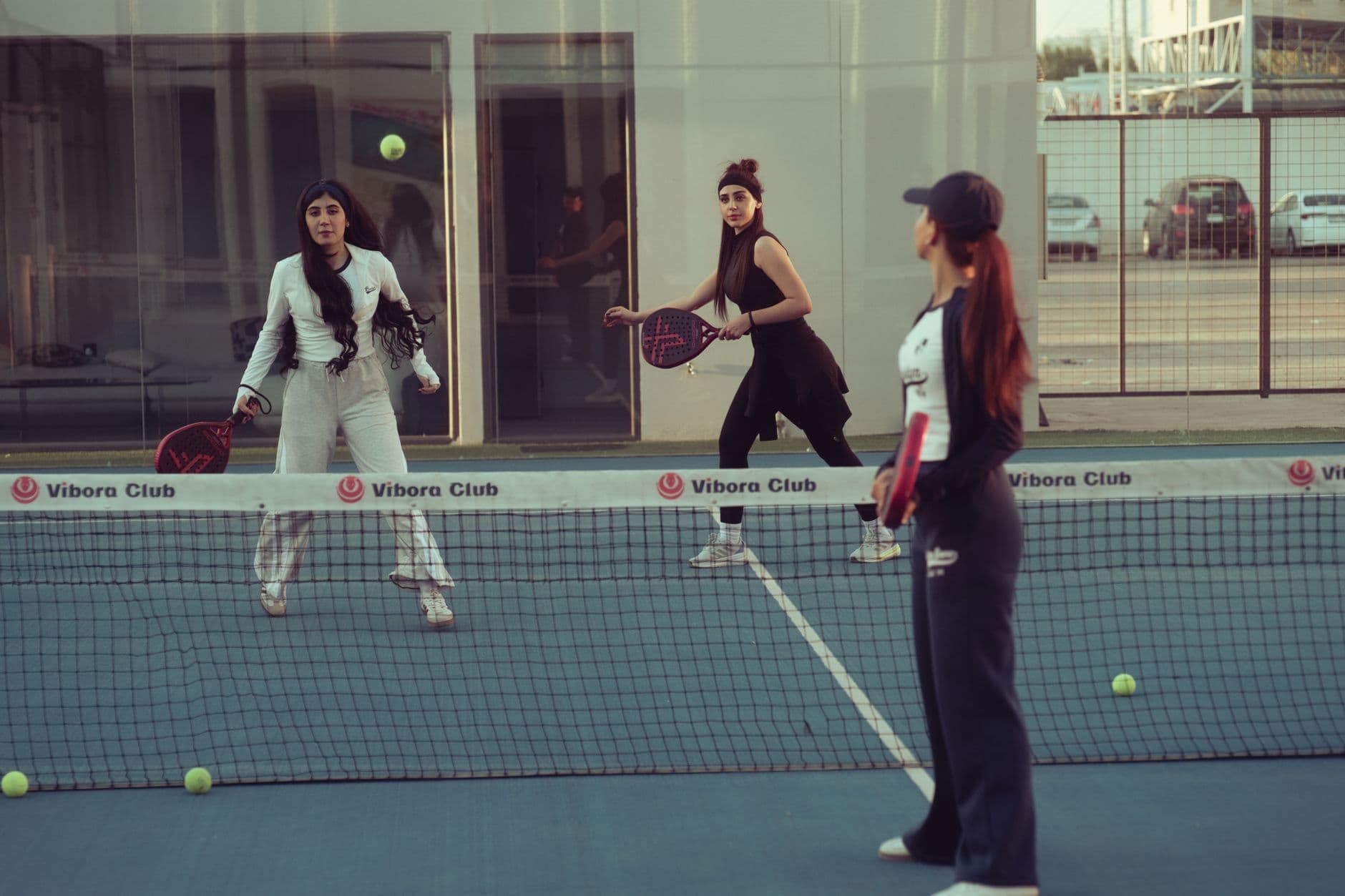 Playtomic vs Sportclubby: come prenotare un campo da padel in Italia (2026) — Padel Snipe